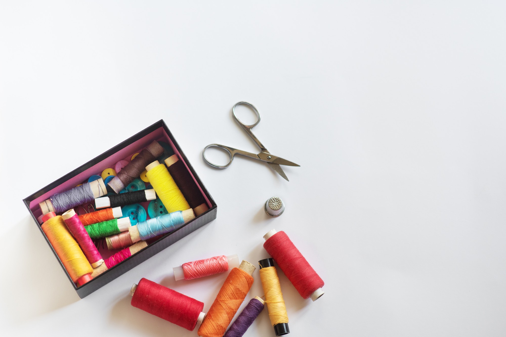 Kurs materyalleri düzeni; iplikler, kumaşlar ve araçlar